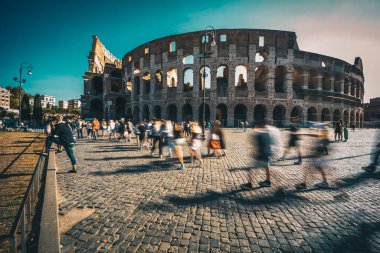 İtalya 'nın merkezindeki Colosseum tarihi amfitiyatrosunun güzel bir manzarası.