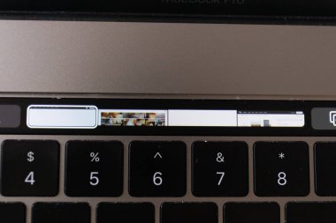 Safari 'de MacBook Pro dizüstü bilgisayarının dokunmatik çubuğunda gösterilen sekmelerin üst görünümü