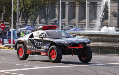 Carlos Sainz sergisinde siyah bir Audi 'nin yakın çekimi ve İspanya, Madrid' de Dakar 2022 için yeni arabasının tanıtımı.
