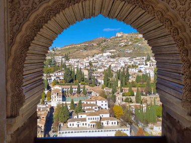 Granada, İspanya 'nın manzarası, şeffaf bir kapıdan.