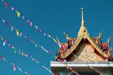 Mavi gökyüzüne karşı eski bir Japon tarzı bina.