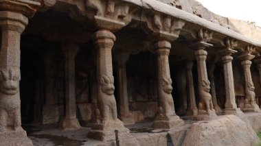 Krishna Mandapam 'ın Arjuna' daki Kefaret Mahabalipuram 'daki köşe yazılarının yakın çekimi.