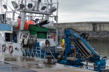 Laredo limanına demirlemiş bir balıkçı teknesi.