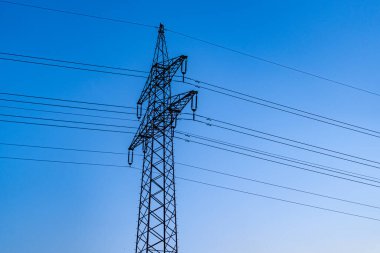 Mavi gökyüzüne karşı bir elektrik direği