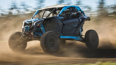 Yarış sırasında pistte bir adam Can-Am X3 SxS UTV 'de drift yapıyor.