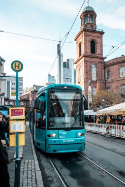 Frankfurt, Almanya 'da binaların arka planında yol boyunca uzanan bir trenin dikey çekimi