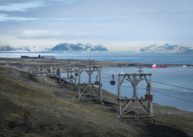 Svalbard, Norveç 'te kömür taşımak için eski bir teleferik.