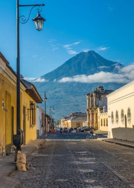 Bir Antigua Guatemala sokağı. Sömürge tarzı binaları ve Guatemala volkanı var.