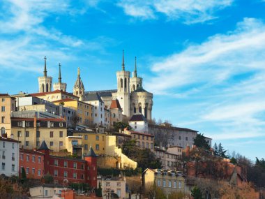 Güneşli bir günde Fransa 'da güzel bir Lyon şehrinin manzarası.