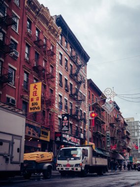 New York 'un Chinatown bölgesinde yoğun bir günün dikey çekimi.