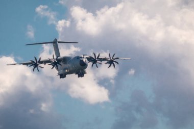 Gökyüzündeki bir uçağın yakın çekimi.