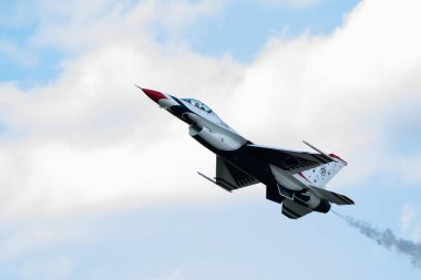 Birleşik Devletler Hava Kuvvetleri Thunderbird hava gösterisi - uçuş ve solo rutinlerin bir karışımı