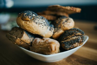 Beyaz bir tabakta ev yapımı haşhaş tohumlu kurabiyelerin yakın plan çekimi.