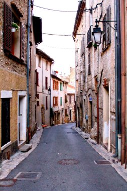 Kasabadaki eski binalar arasındaki dar bir sokağa dikey yakın çekim.