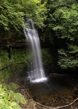 Glencar şelalesinin dikey çekimi, Leitrim, İrlanda