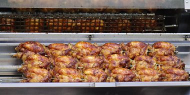 Soslu tavuk çevirme sıralarının seçici odağı.