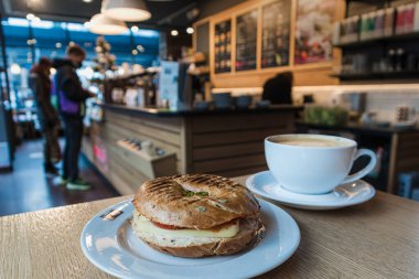 Sandviçin yakın plan çekimi.