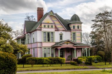 ABD 'nin Alabama eyaletinin Anniston ilçesine bağlı Viktorya dönemi tarzı bir ev.