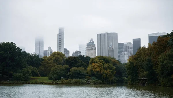 Egy New York Felhőkarcoló Egy Esős Napon Central Park Tótól — Stock Fotó