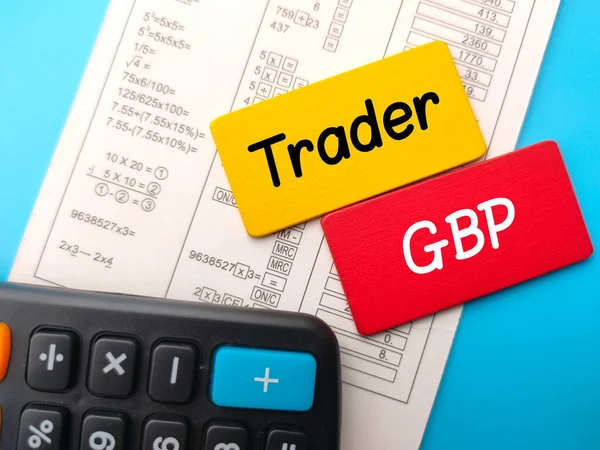 Een Rekenmachine Papier Kleurrijke Houten Planken Met Tekst Trader Gbp — Stockfoto