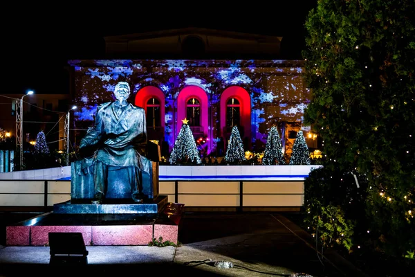 Вид Памятник Зданию Национальной Оперы Украшенный Елками Бухаресте Румыния — стоковое фото