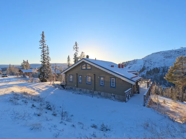 Casas Rurais Uma Área Montanhosa Nevada Dia Ensolarado Inverno — Fotografia de Stock