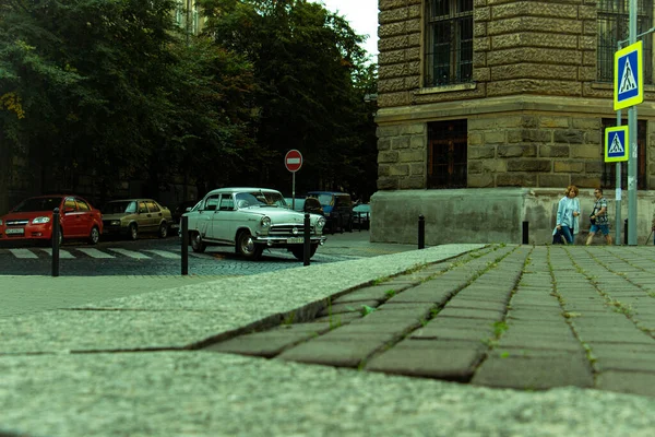 Egy Gyönyörű Felvétel Egy Utcáról Lviv Ben Egy Retro Parkolóról — Stock Fotó