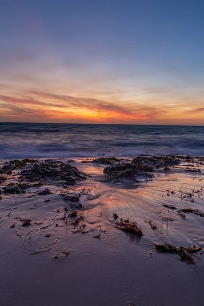 Pionowe Ujęcie Malowniczego Zachodu Słońca Nad Morzem — Zdjęcie stockowe