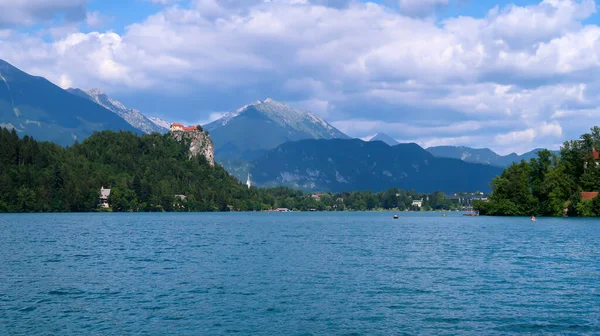 Uma Vista Natural Lago Bled Eslovénia Nas Montanhas Circundantes Durante — Fotografia de Stock