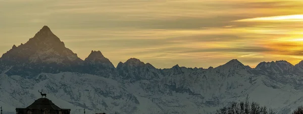 Hunting Lodge Stupinigi Snowy Monte Viso Mountain Sunset — Stock Photo, Image
