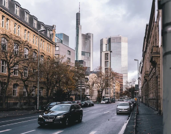 Coche Moderno Largo Calle Con Fondo Commerzbank Tower Frankfurt Alemania — Foto de Stock