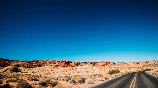 Uma Trilha Condução Através Deserto Ensolarado Las Vegas Eua — Fotografia de Stock