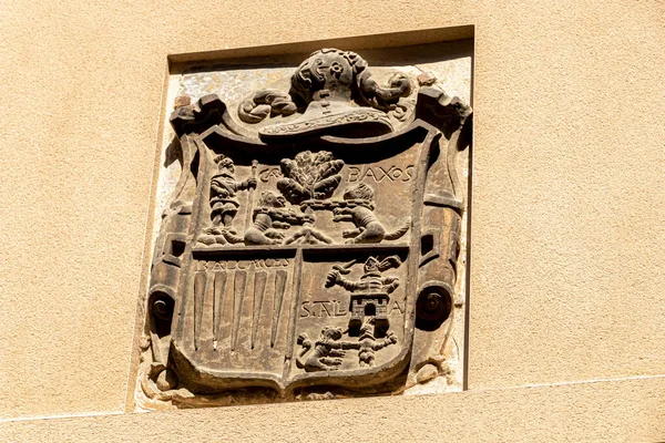スペインのEl Bierzo Ponferrada Calle Del Roodj Streetの家の壁に紋章 — ストック写真