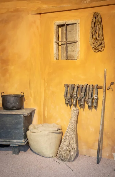 Een Verticale Van Vintage Landbouwwerktuigen Een Oude Schuur Met Gele — Stockfoto