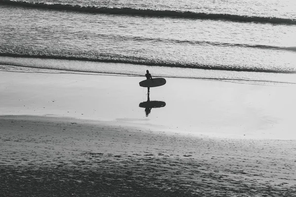 Černobílý Záběr Surfaře Pláži — Stock fotografie