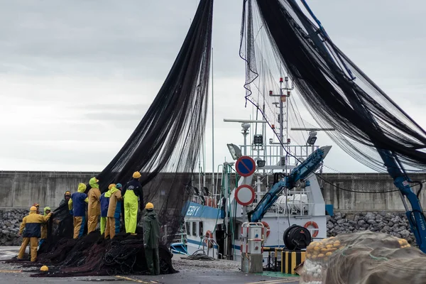 Gruppo Pescatori Che Raccoglie Una Rete Ormeggiata Nel Porto Spagnolo — Foto Stock