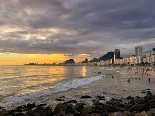 Kayalarla Dolu Leme Plajı Ağır Bulutlar Günbatımı Işınlarıyla Dramatik Bulutlu — Stok fotoğraf