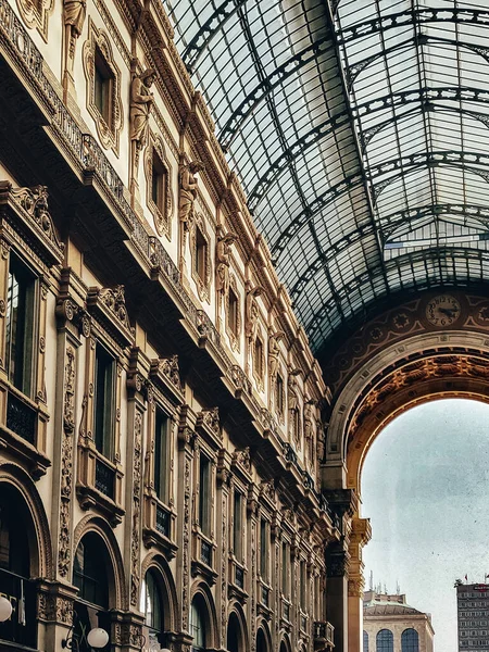 Внутри Исторической Галереи Витторио Эмануэле Милане Италия — стоковое фото