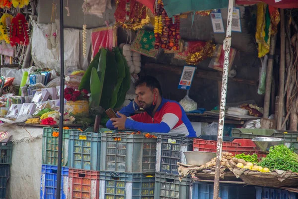 インドで果物や野菜を買う消費者がいる屋外市場 — ストック写真