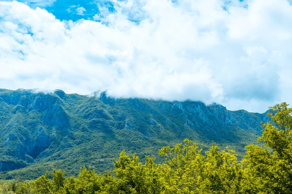 Karadağ Virpazar Kentinin Tepeleri Manzaraları Üzerindeki Bulutlu Mavi Gökyüzü — Stok fotoğraf