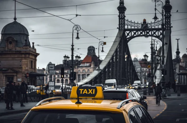 Taxi Giallo Parcheggiato Vicino Ponte Liberty Budapest Ungheria — Foto Stock