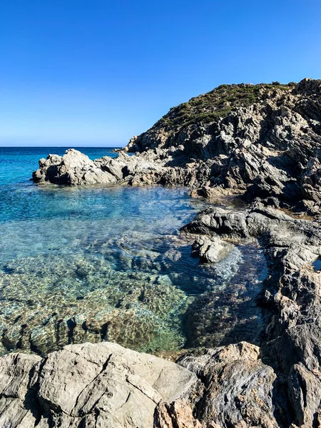 Güzel Bir Torre Capo Malfatano Kayalık Plajı Mavi Parlak Gökyüzünün — Stok fotoğraf