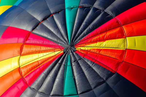 Ένα Κοντινό Πλάνο Ενός Πολύχρωμου Αερόστατου Μια Ηλιόλουστη Μέρα — Φωτογραφία Αρχείου