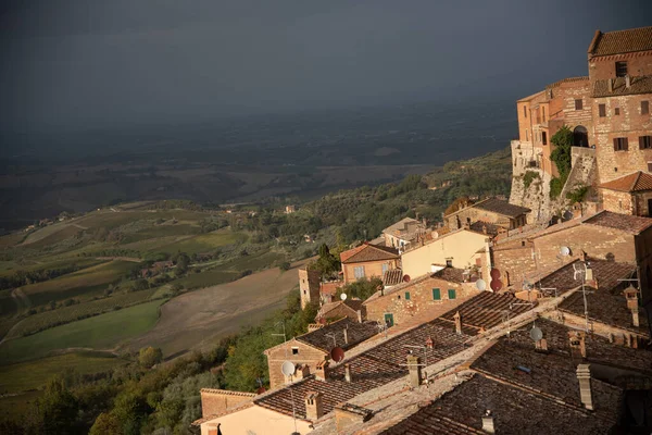 Eine Luftaufnahme Der Gebäude Der Stadt Montepulciano Regnerischen Tagen — Stockfoto