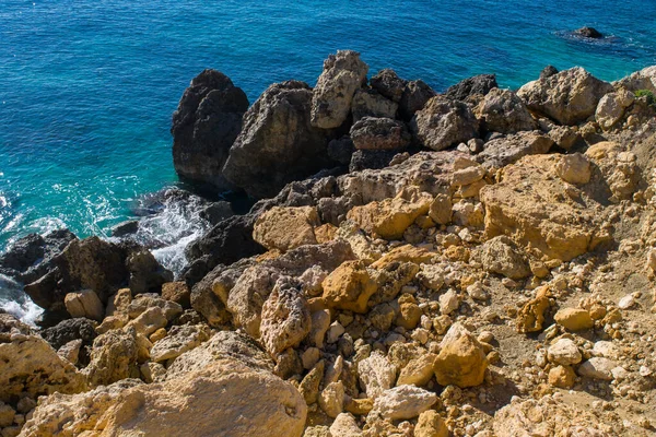 Máltai Gozo Partjainál Egymásra Halmozott Mészkő Sziklák Sziklák Ritkasága Tengerparti — Stock Fotó
