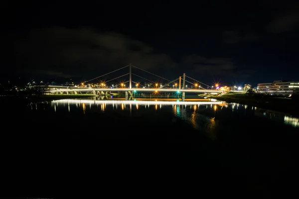 一张河上桥梁的夜间照片 — 图库照片