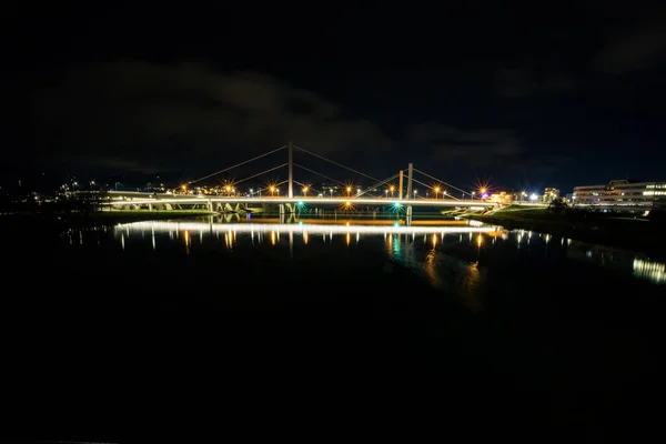 Nehrin Üzerindeki Köprülerin Gece Fotoğrafı — Stok fotoğraf