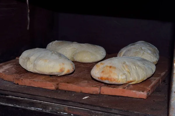 Čtyři Domácí Chlebové Pečivo Uvnitř Trouby — Stock fotografie