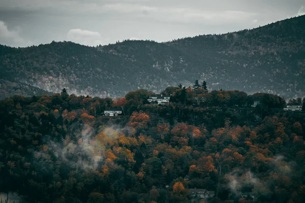 秋のニューハンプシャー州ノースコンウェイ町の雲 — ストック写真