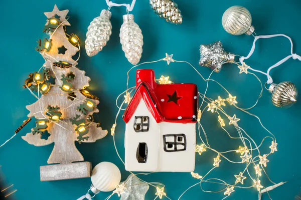 青い背景にライト付きのクリスマスツリーのおもちゃや装飾品のクローズアップショット — ストック写真